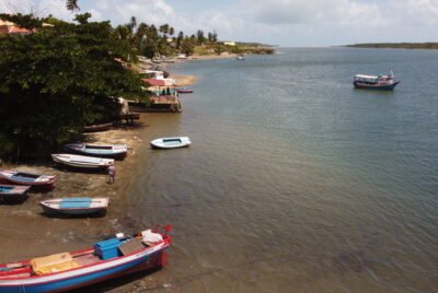 Fortim Ceará: Onde o Rio Jaguaribe Encontra o Mar em Paraíso Preservado